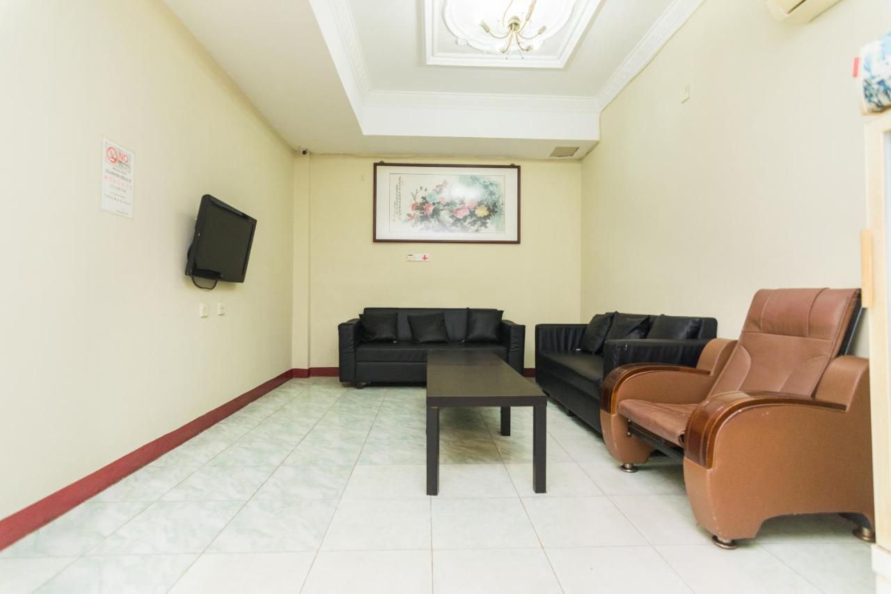 OYO 1703 Terang Bintang Hotel Batam Bagian luar foto